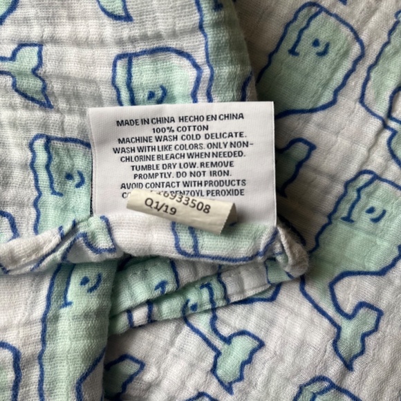 Set of Two Vineyard Vines x Target baby blankets never used - Picture 4 of 4